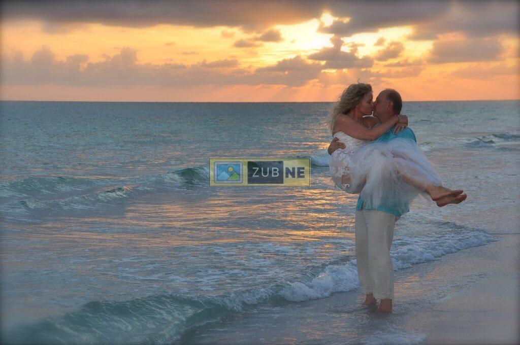 a couple on the beach kissing eachother, anniversary image on zubne.com, free images on zubne.com